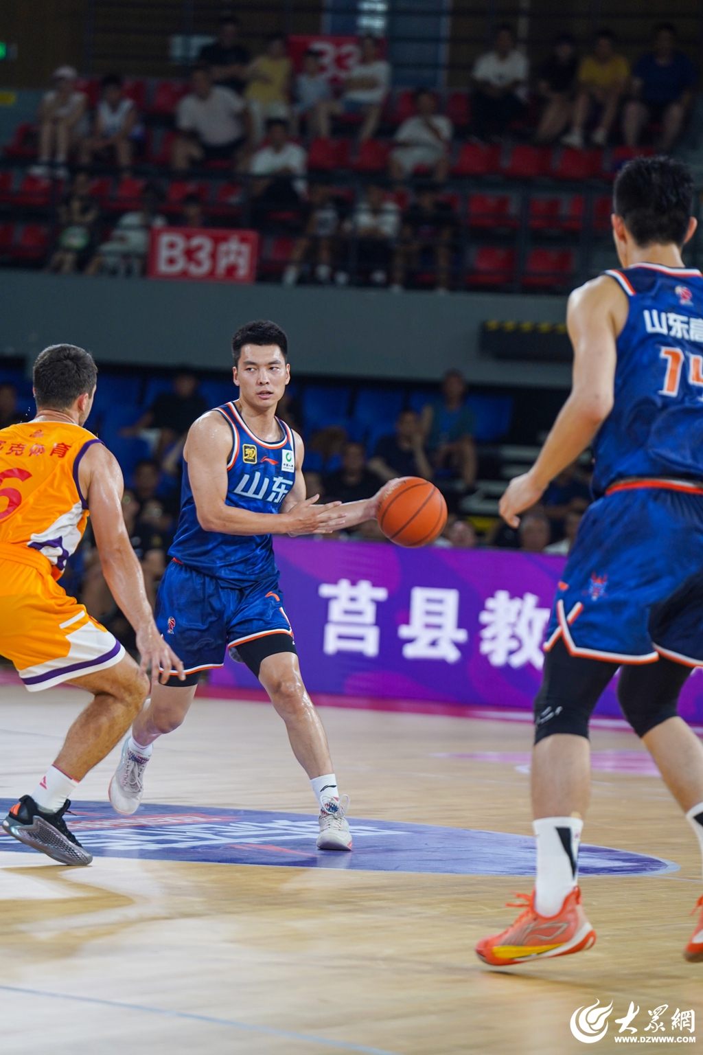 开云体育下载-关于转折点！山东男篮造点机会，NBA总决赛窗口期攻防权衡，媒体盛赞，阵容厚度经受考验的信息